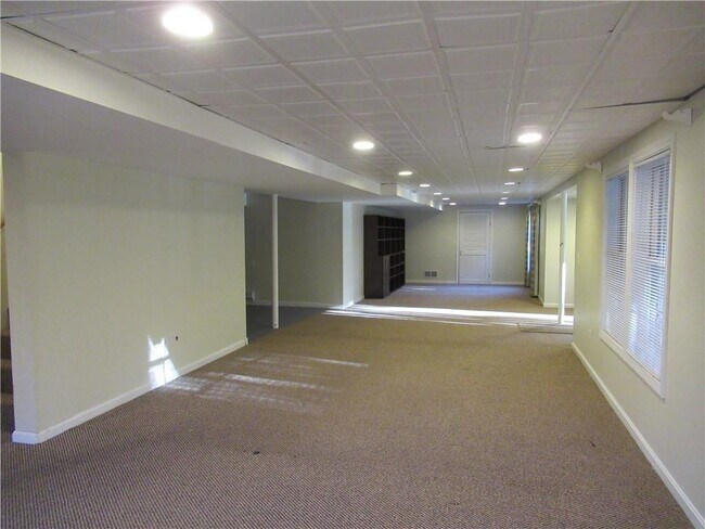 Building Photo - 70 Cavalier Dr