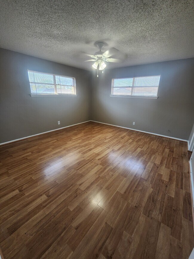 Building Photo - 3 bed 2 bath home