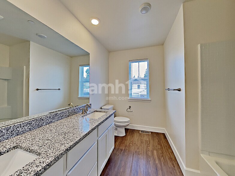 Building Photo - 10618 137th St E