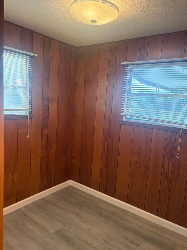 Building Photo - 3bed/1.5bath SFH Rent $1240/month ready now!! May 2026