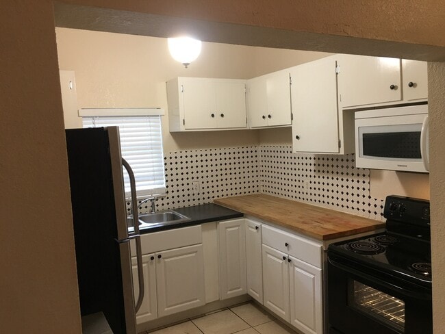 Building Photo - Large 4 bedroom Near UT and Downtown