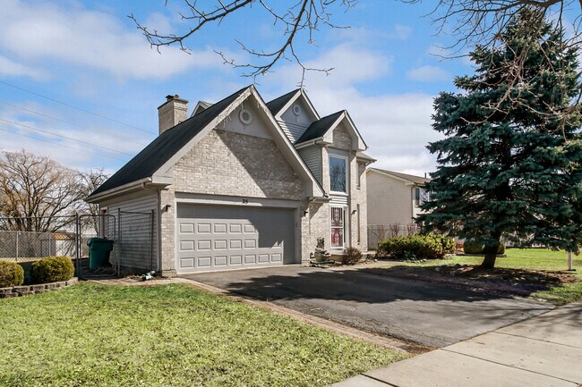 Primary Photo - 715 Greenview Ln