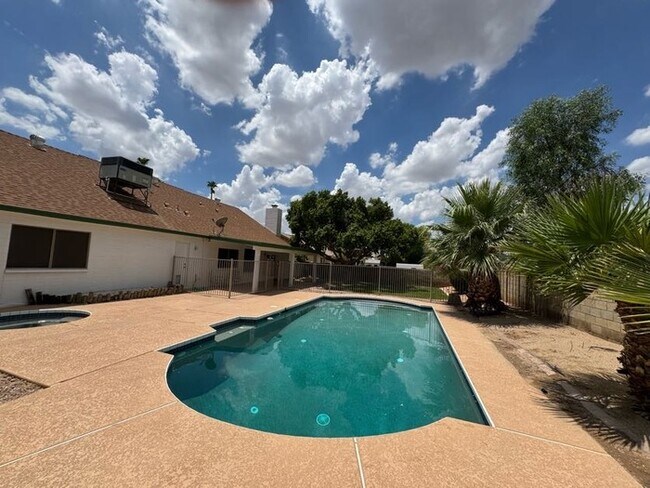 Building Photo - Glendale 4br With Pool