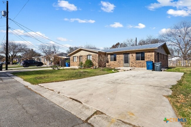 Building Photo - 222 Redbud Ln