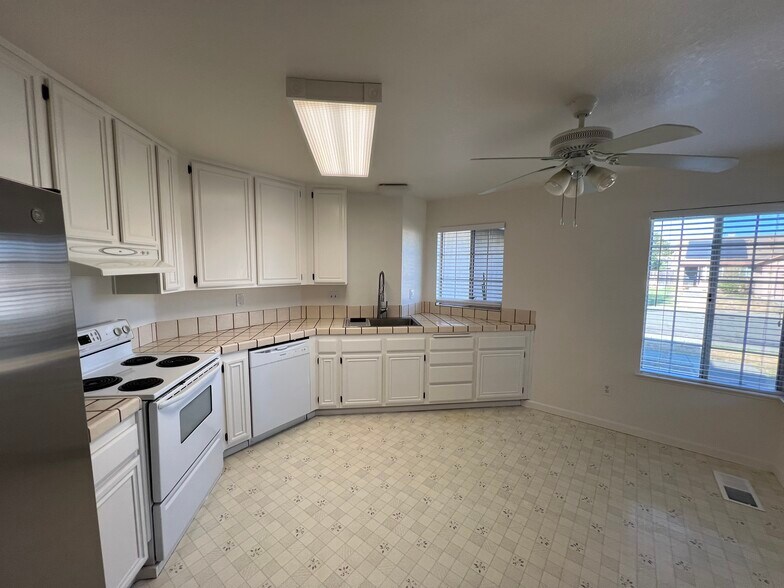 Building Photo - 945 Marietta Ct