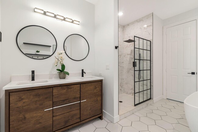 Building Photo - 2502 N Dixie Hwy