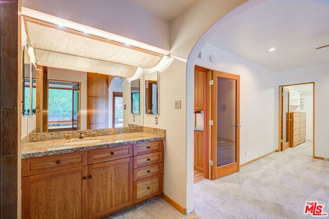 Building Photo - 15511 Woodcrest Dr