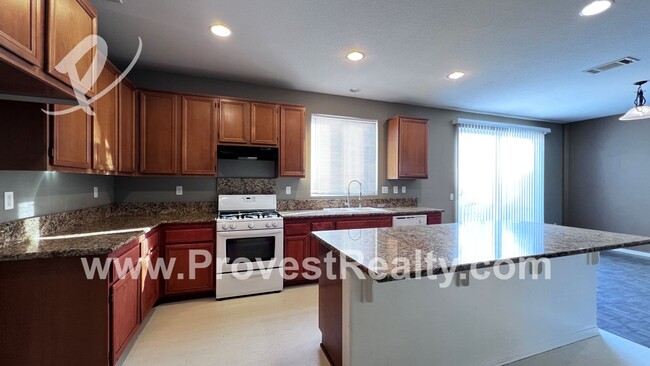 Building Photo - 4 Bed, 2.5 Bath Victorville Home!