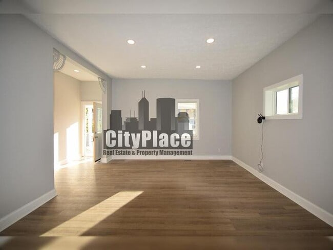 Building Photo - 2224 N Kenwood Ave
