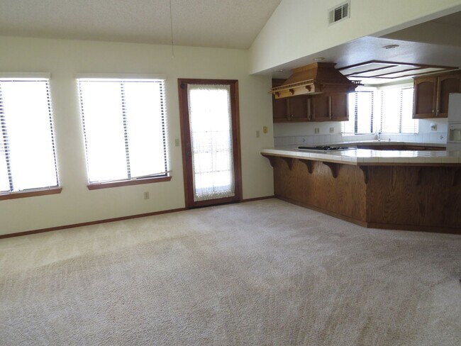 Building Photo - Fabulous Find!