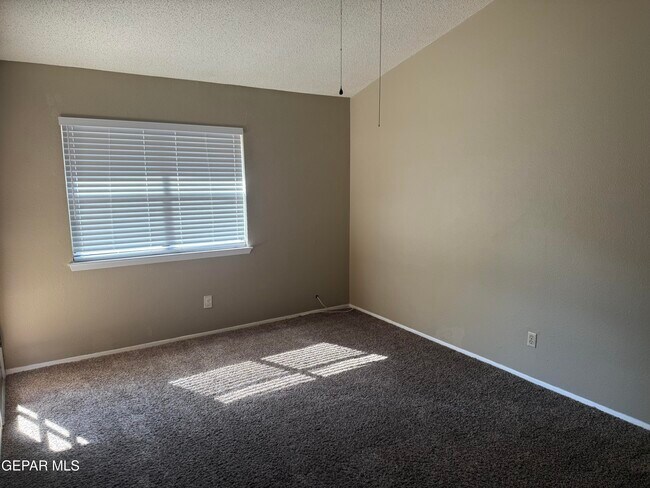 Building Photo - 1531 Common Dr