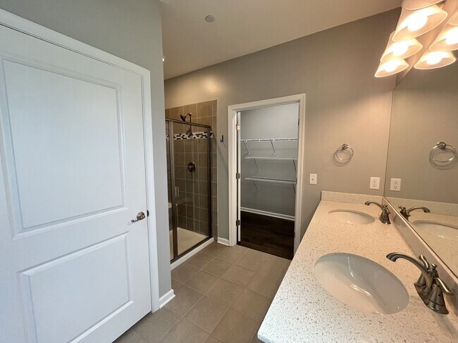 Building Photo - SPACIOUS FRANKLIN HOME WITH UPGRADES