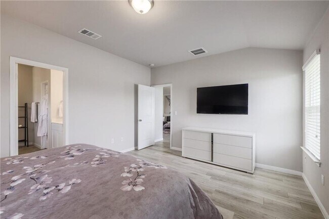 Building Photo - Spacious & Beautiful 3/BR 2/BA Home with E...