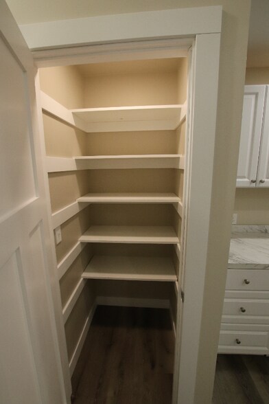 Building Photo - 527 Hillsdale St