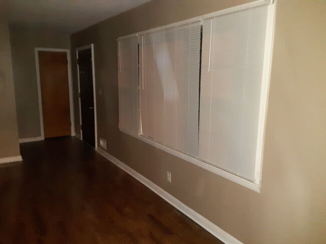 Building Photo - 3 Bedroom 2 Bath located in Oxford