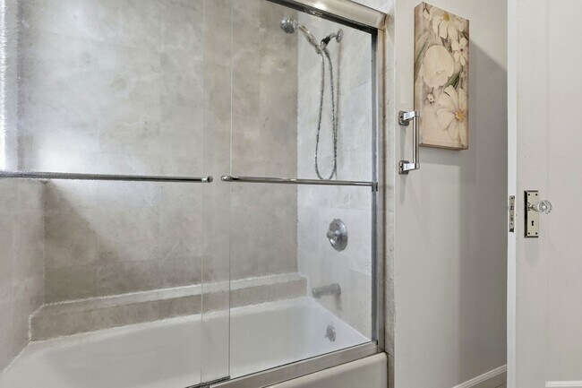 Building Photo - Charming Seacliff Top Floor Condo Unit with views of Golden Gate Bridge!