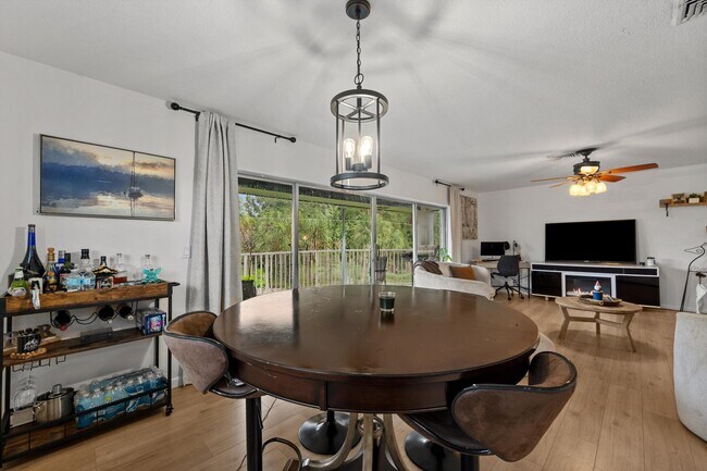 Building Photo - 404 Pine Tree Ct