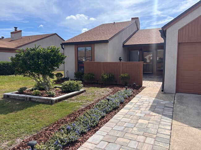 Building Photo - 2 Bed 2 Bath Luxury Waterfront Townhome with Screened Lanai & Garage!