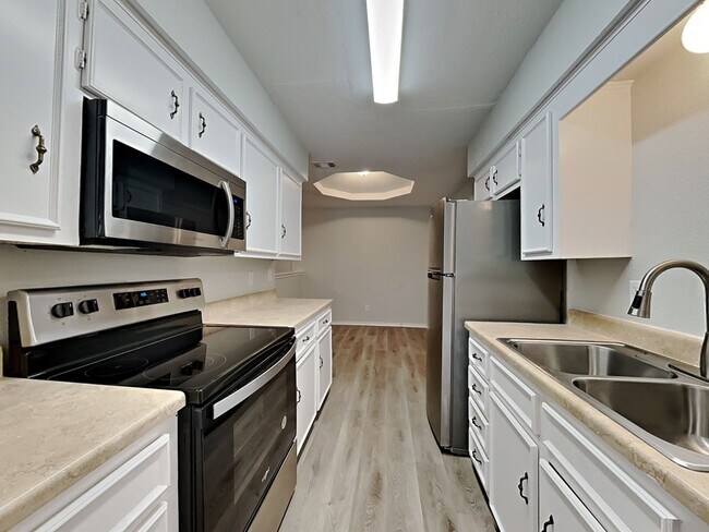 Building Photo - Spacious 3-Bed, 2-Bath Home with Garage, F...