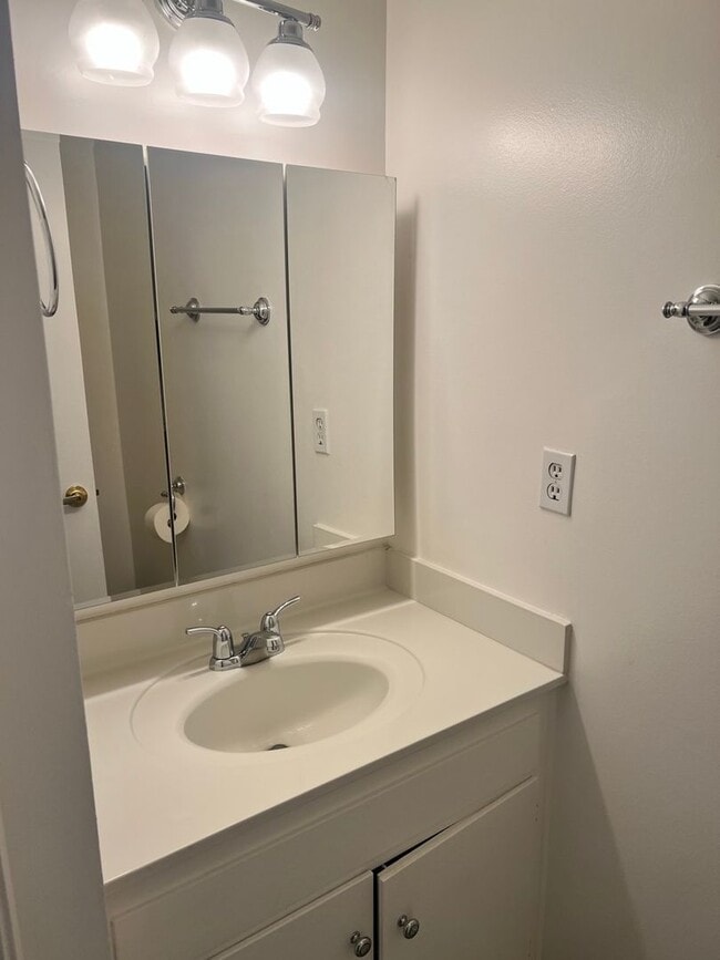 Building Photo - Spacious 2-Story House in Whittier