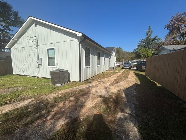 Building Photo - 5 bedrooms!! Remodeled top to bottom!