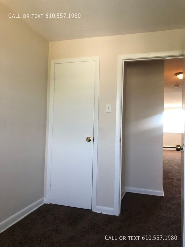 Building Photo - 2 Bedroom  1 Bath Apartment (THIRD  FLOOR)...