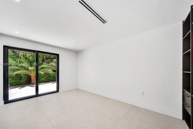 Building Photo - 899 NE 71st St