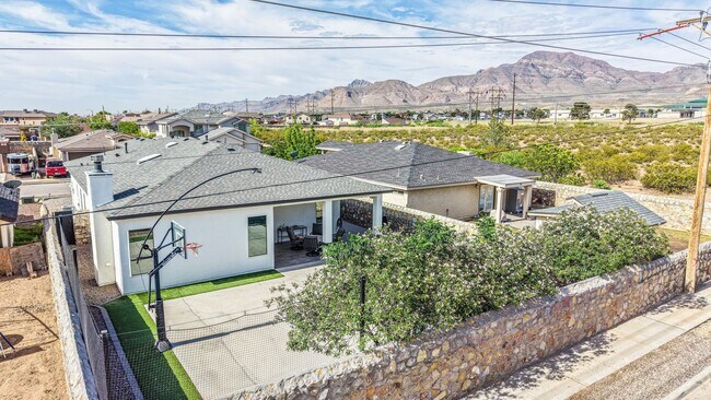 Building Photo - We have a beautiful home fully furnished with 4 bedroom-2 baths