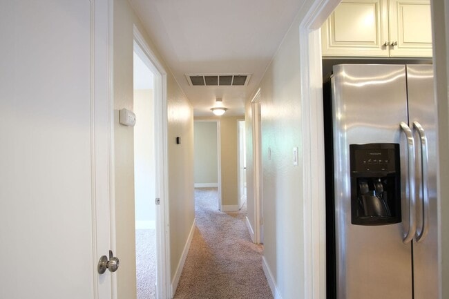 Building Photo - Charming 3-bedroom, 1-bathroom in Sacramento.