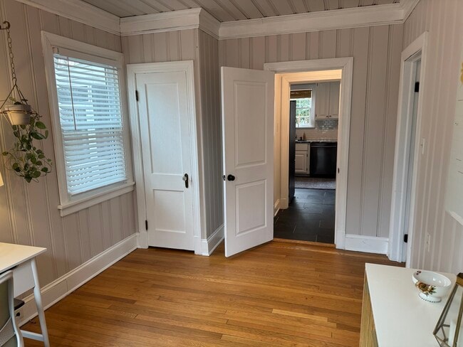 Building Photo - 5009 E Seminary Ave