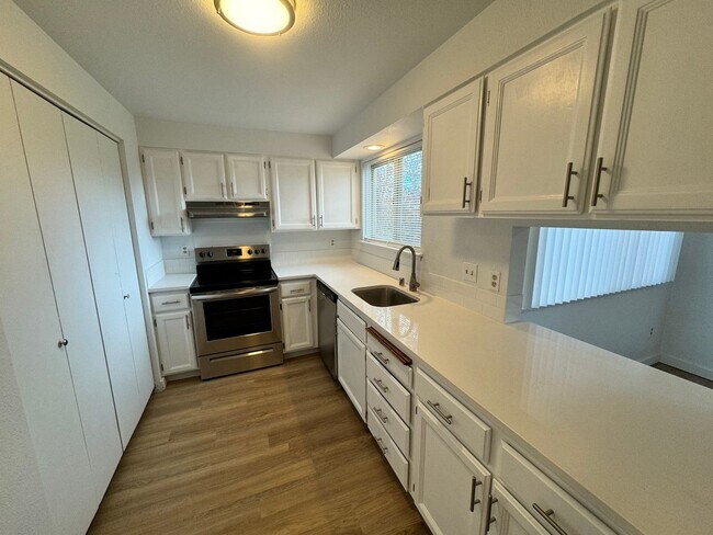 Building Photo - Stunning 2 Bed, 1 Bath w/ Laundry & AC in ...