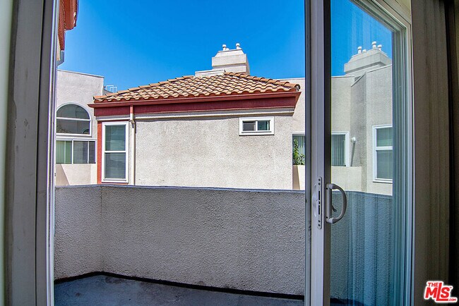 Building Photo - 620 S Gramercy Pl