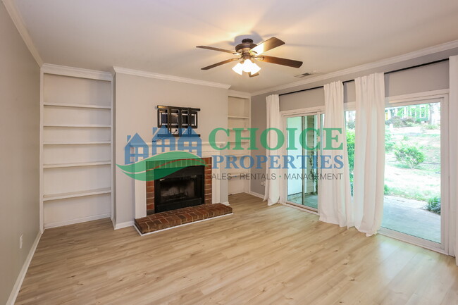Building Photo - This cute as pie ground-floor condo is tuc...