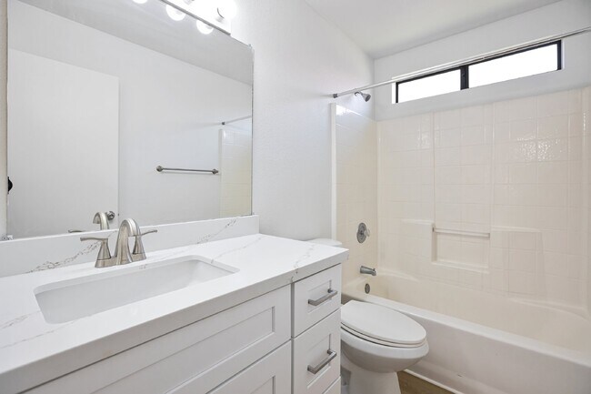 Building Photo - Beautiful home in gated community in Ahwatukee now available!