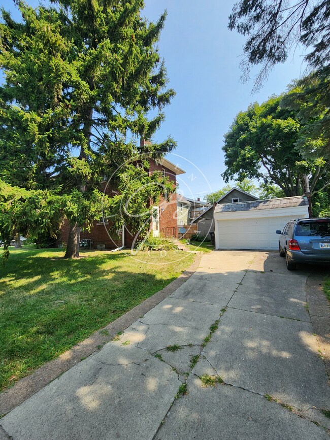 Building Photo - Charming Upper Duplex ready for you to cal...