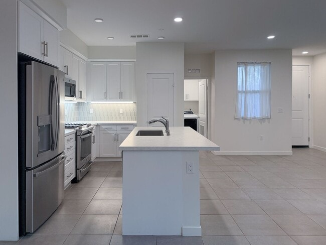 Building Photo - 1568 E Thompson Blvd