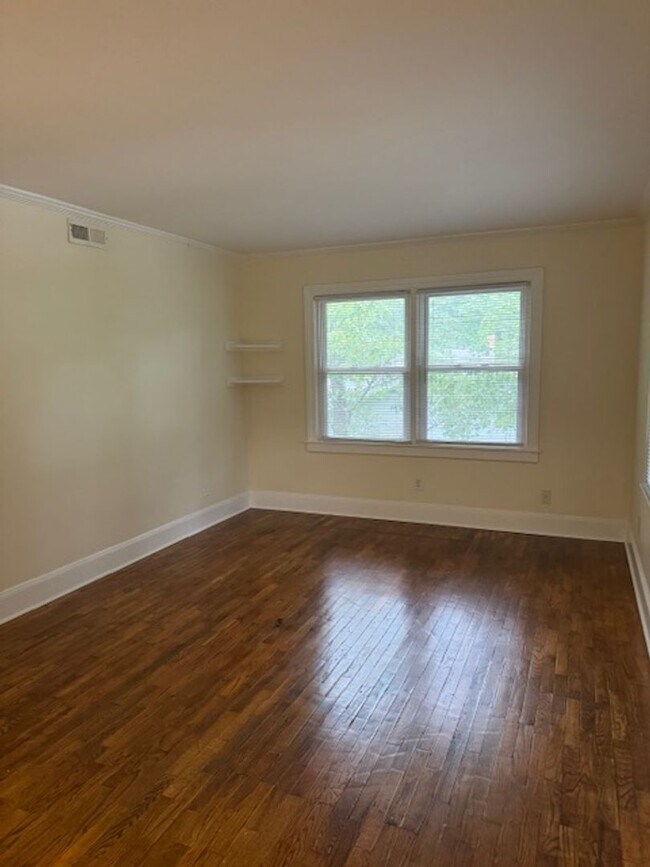 Building Photo - Centrally located, close to the Mall