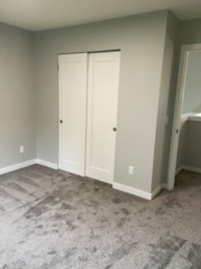 Building Photo - Lovely 3 Bedroom Recently Renovated!