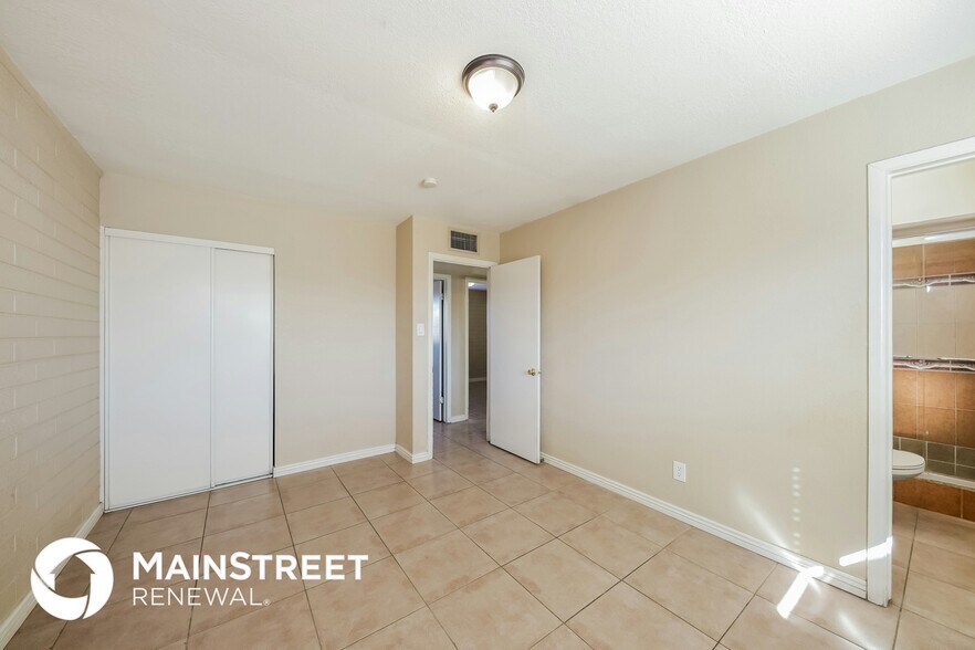 Building Photo - 4627 N 47th Dr