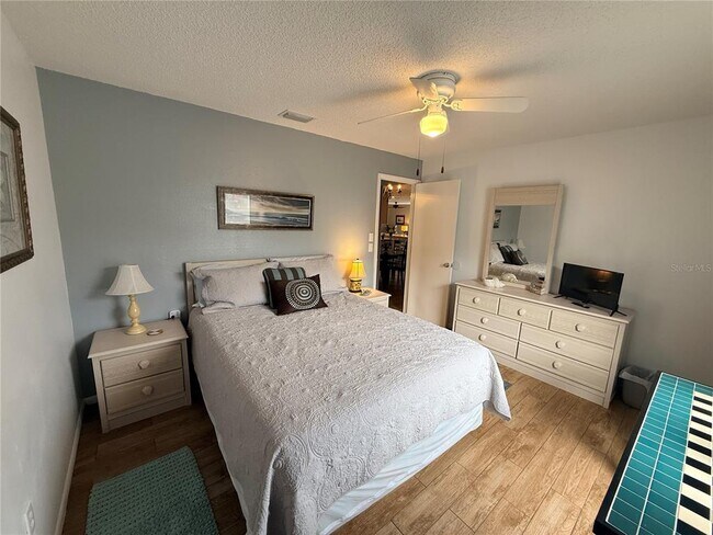 Building Photo - 22497 Glen Ave