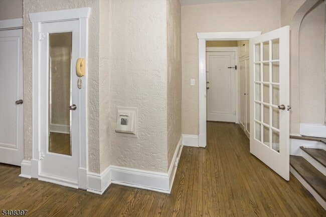 Building Photo - 204 Church St