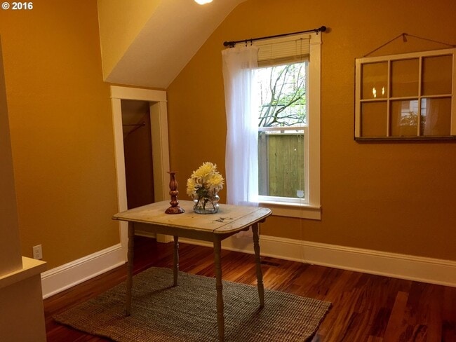 Building Photo - Beautiful 2 bedroom