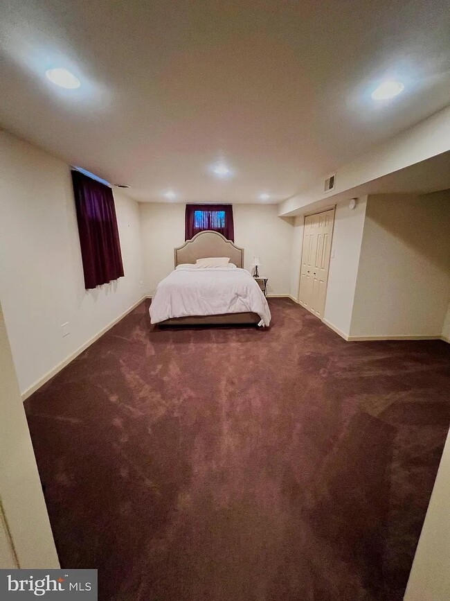 Building Photo - 754 Mechanic St