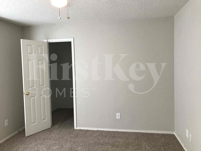 Building Photo - 5704 Creekhollow Dr