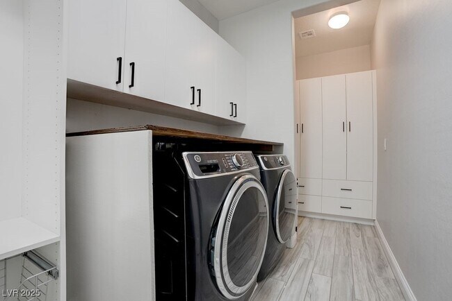 Building Photo - 367 Pollino Peaks St