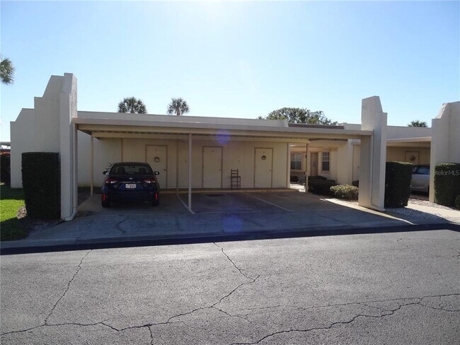 Building Photo - 11135 Carriage Hill Dr