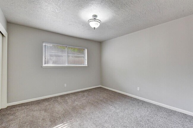 Building Photo - 803 Rosewood Dr