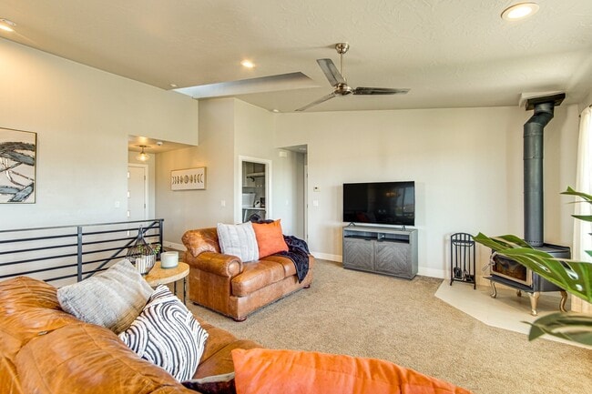 Building Photo - 48 S Cimarron Cir