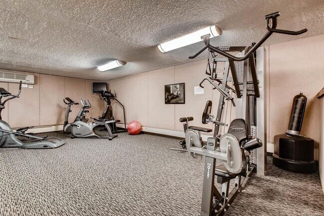 Building Photo - Spacious 1 bedroom Condo in Governor's Par...