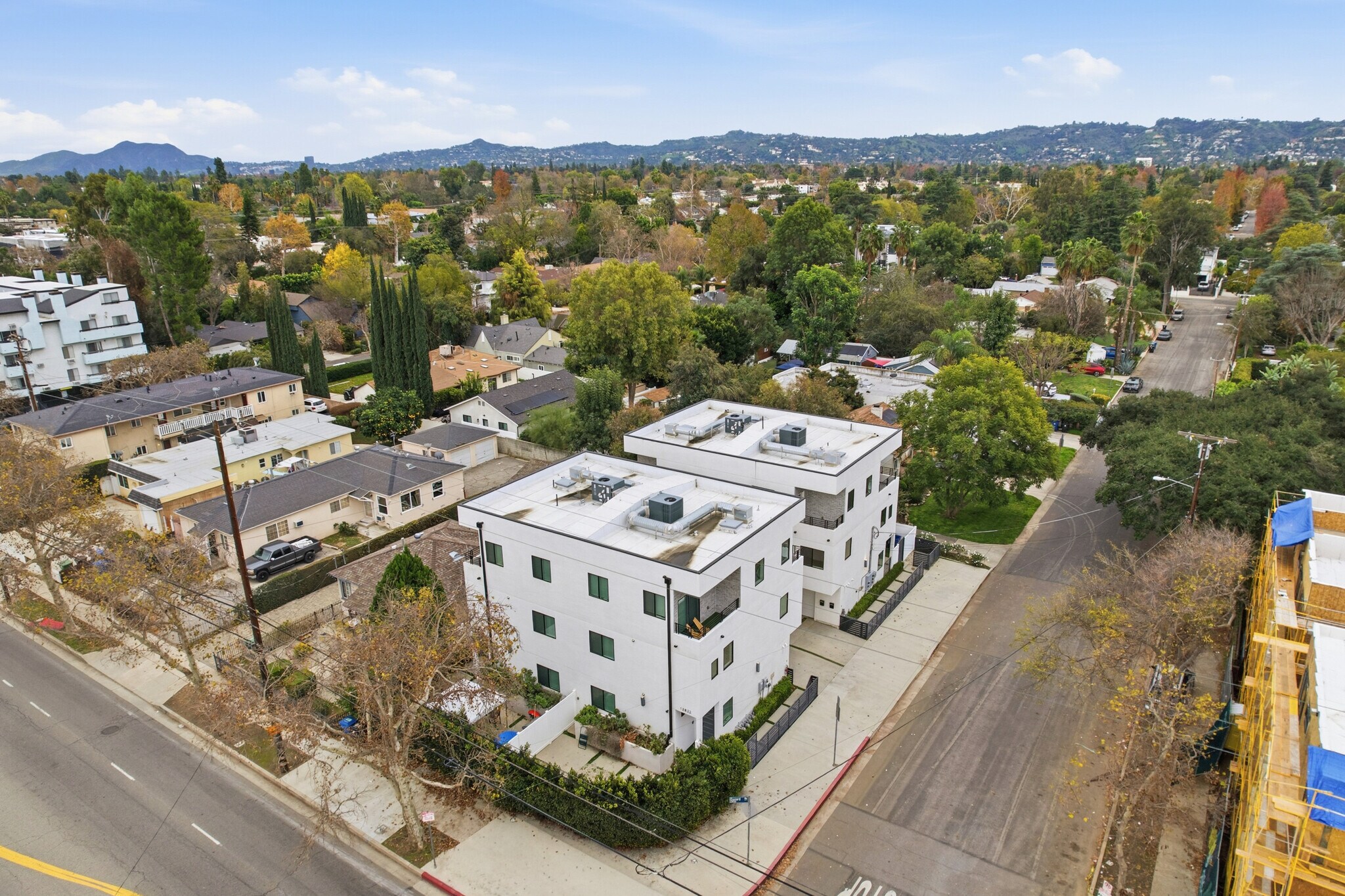 Building Photo - 13822 Oxnard St